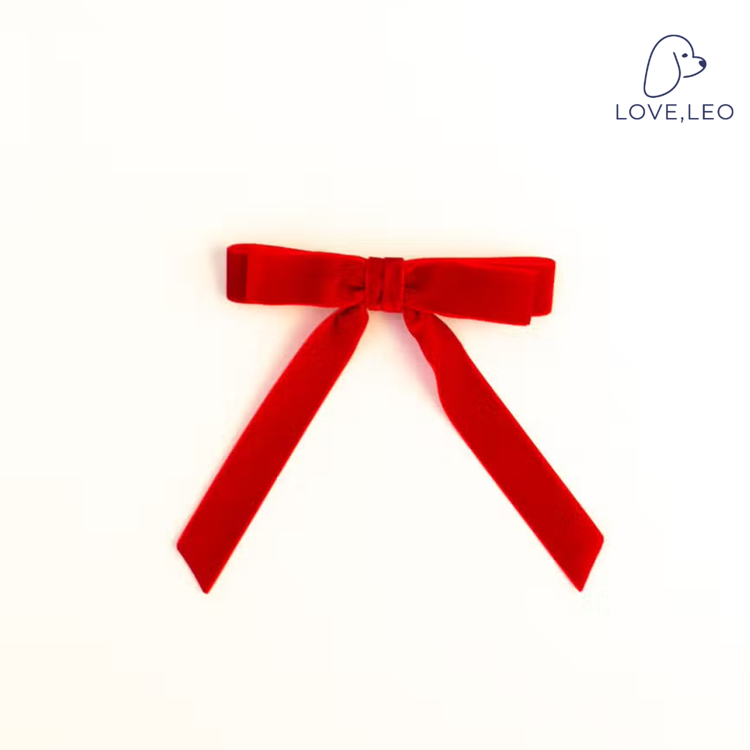 Red velvet hair clip Luxe velvet hair bows are the perfect hair accessory for women and children. The Alice Short Bow is a "stacked" delicate bow featuring beautiful ribbon tails. Each bow is made with soft, luxurious velvet ribbon!