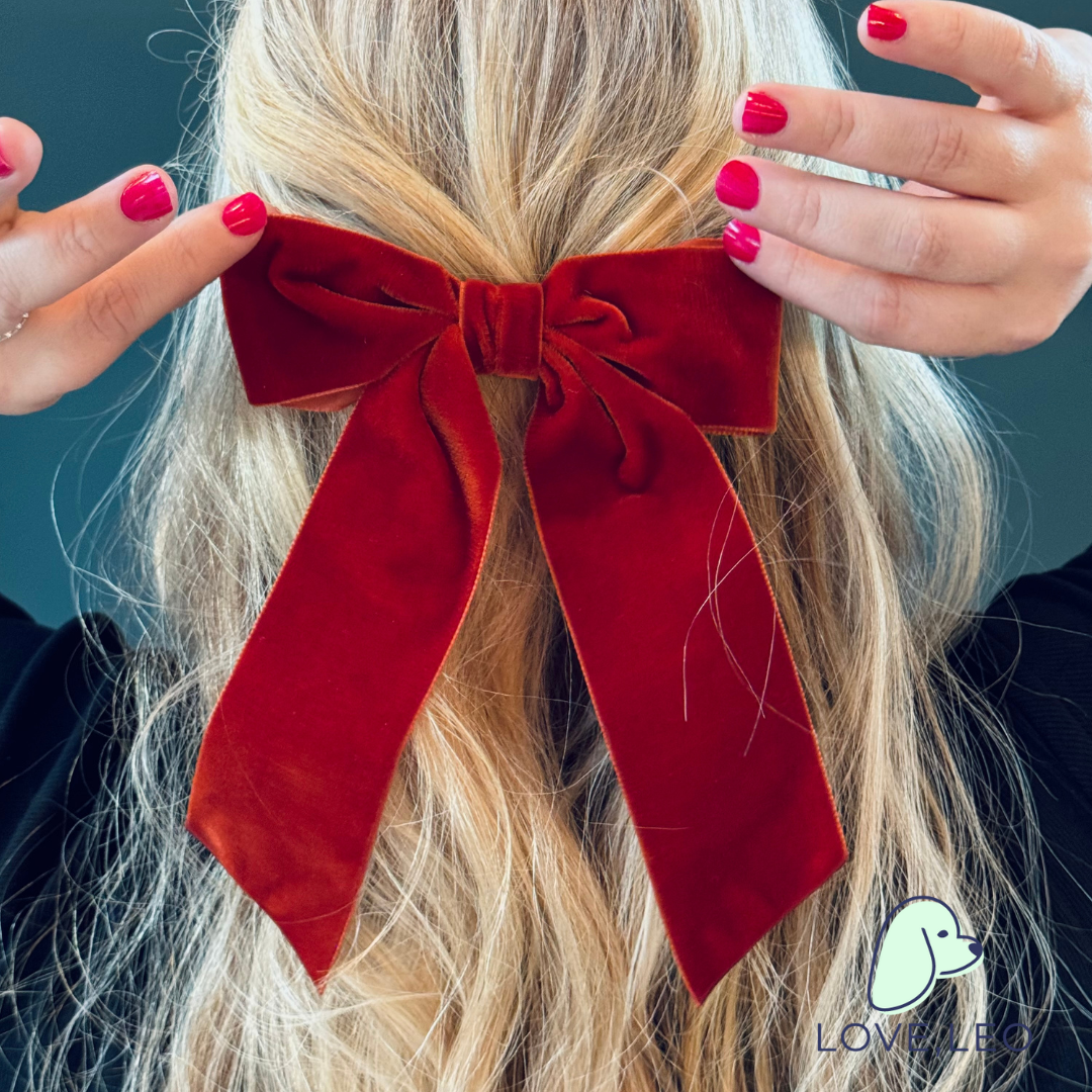 Luxe velvet hair bows are the perfect hair accessory for women and children. The Bailee Bow is a signature bow featuring beautiful ribbon tails. Each bow is made with soft, luxurious velvet ribbon! Dimensions The Bailee Bow measures approximately 5.5" wide and tails are approximated 7.5” long from top of bow to longest tip. This bow is secured on a 3" French barrette. * Luxe Velvet Ribbon * Signature Hair Bow * French Barrette
