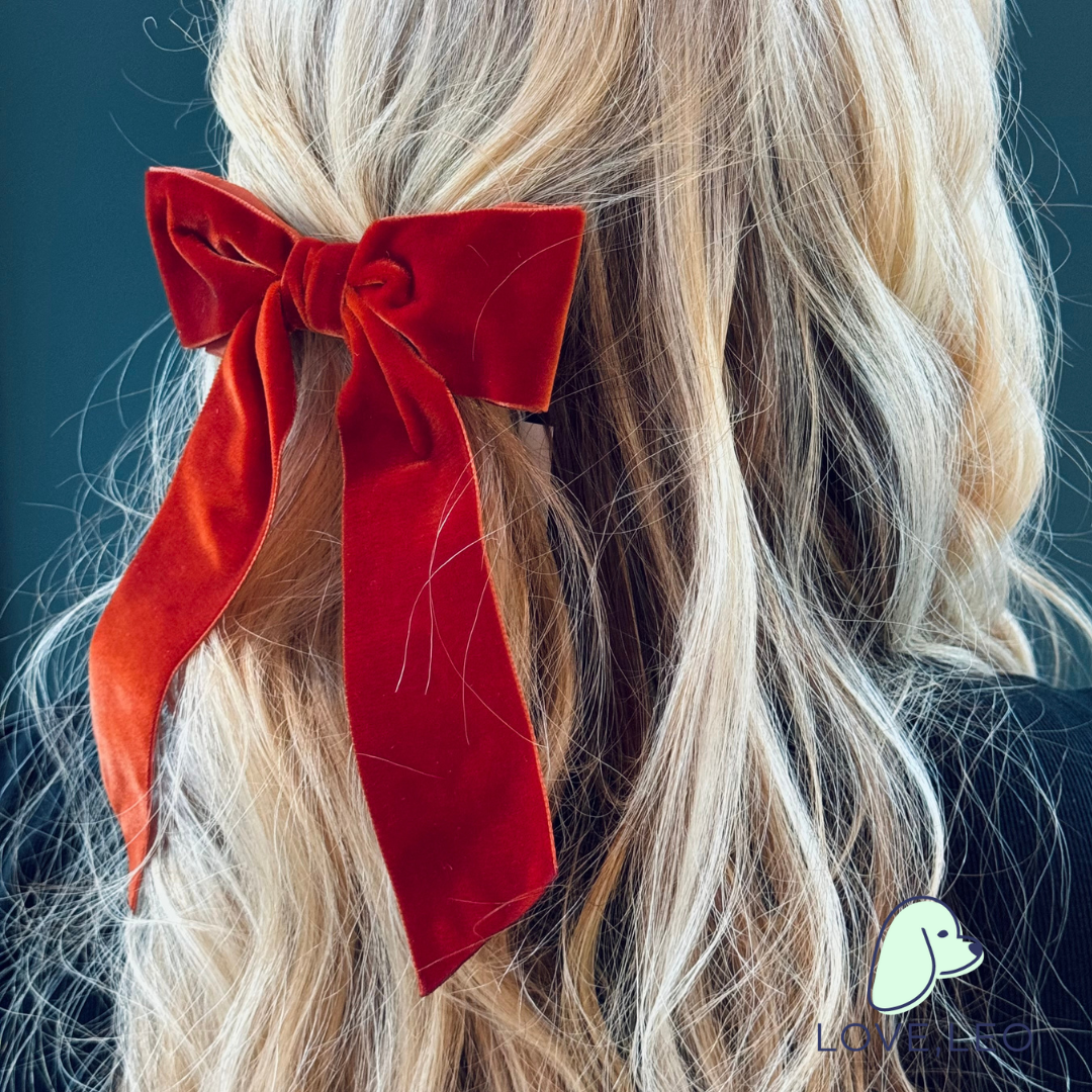 Luxe velvet hair bows are the perfect hair accessory for women and children. The Bailee Bow is a signature bow featuring beautiful ribbon tails. Each bow is made with soft, luxurious velvet ribbon! Dimensions The Bailee Bow measures approximately 5.5" wide and tails are approximated 7.5” long from top of bow to longest tip. This bow is secured on a 3" French barrette. * Luxe Velvet Ribbon * Signature Hair Bow * French Barrette