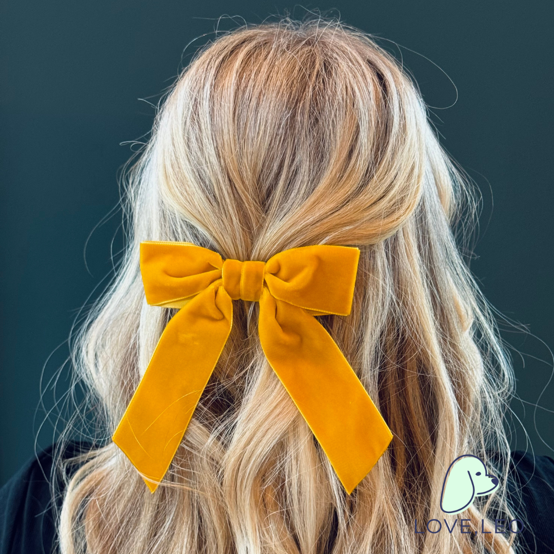 Lovely Delora bow is a velvet hair bow for women or children. This bow features beautiful short ribbon tails. The most perfect bow for little ladies and grown ups alike!! Dimensions The Delora Bow measures approximately 5" wide and tails are approximated 6" long from top of bow to longest tip. This bow is secured on a 3" French barrette. * Luxe Velvet Ribbon * Classic Bow * French Barrette
