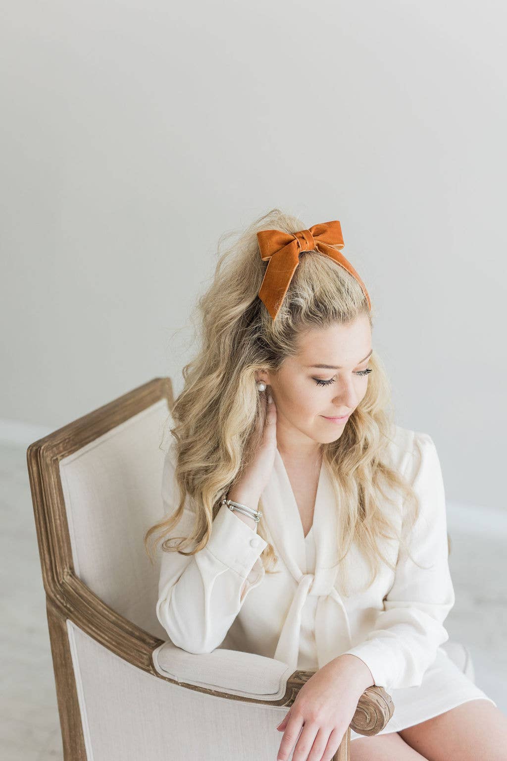 Lovely Delora bow is a velvet hair bow for women or children. This bow features beautiful short ribbon tails. The most perfect bow for little ladies and grown ups alike!! Dimensions The Delora Bow measures approximately 5" wide and tails are approximated 6" long from top of bow to longest tip. This bow is secured on a 3" French barrette. * Luxe Velvet Ribbon * Classic Bow * French Barrette