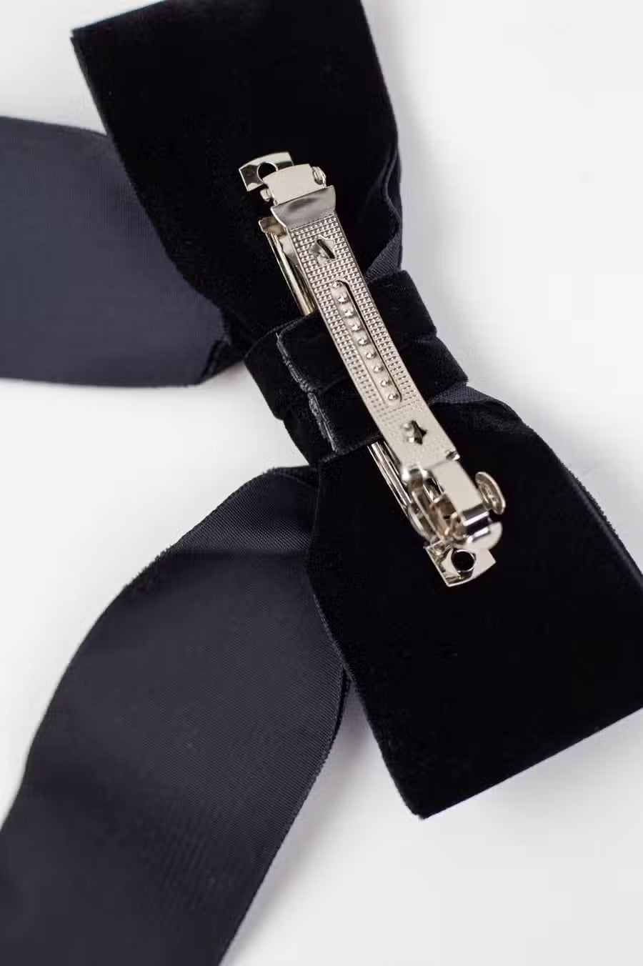 Luxe velvet hair bows are the perfect hair accessory for women and children. The Bailee Bow is a signature bow featuring beautiful ribbon tails.  Each bow is made with soft, luxurious velvet ribbon!   Dimensions The Bailee Bow measures approximately 5.5" wide and tails are approximated 7.5” long from top of bow to longest tip. This bow is secured on a 3" French barrette.  * Luxe Velvet Ribbon  * Signature Hair Bow  * French Barrette